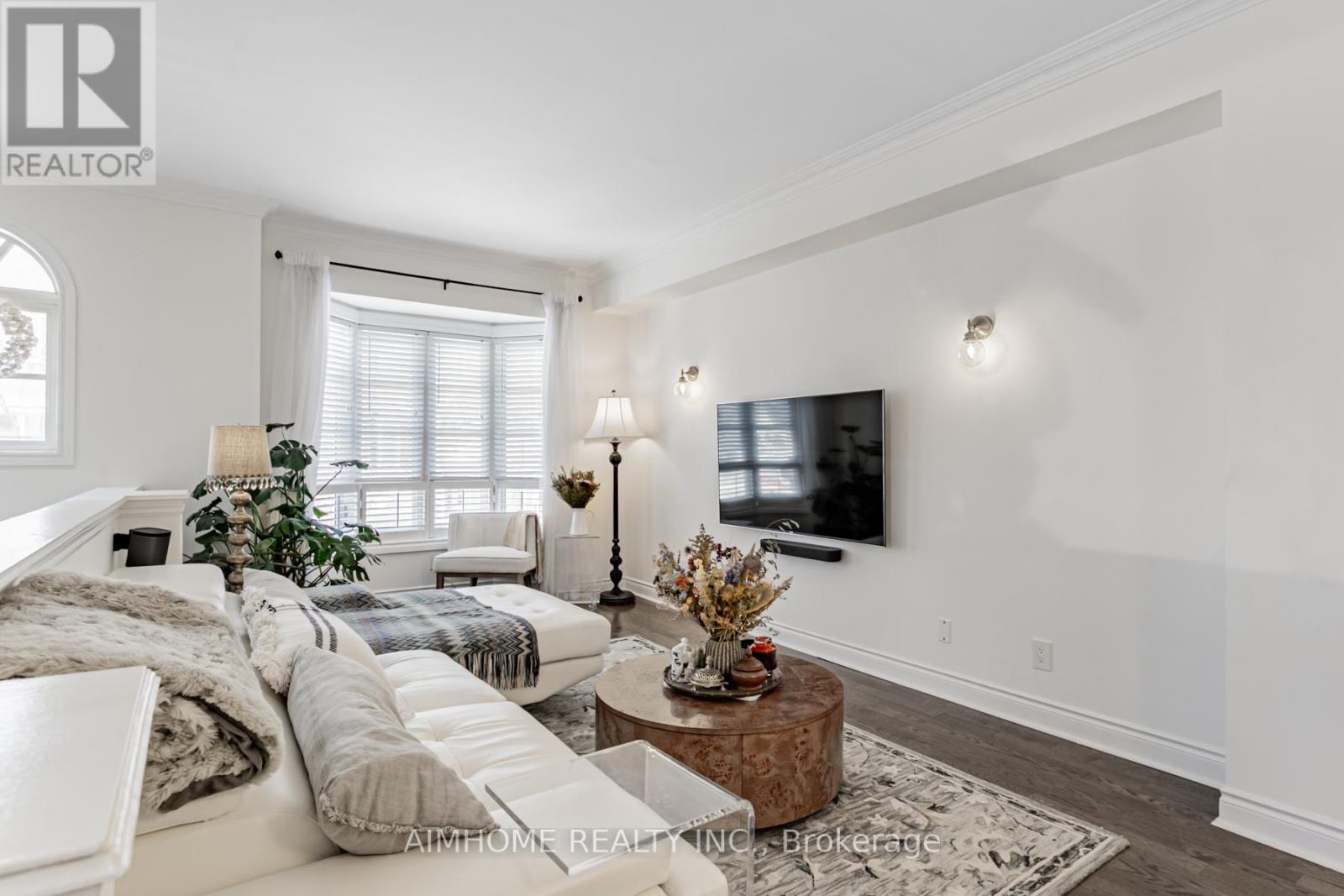 Row / Townhouse for Sale in 2 BROWNSTONE LANE|Toronto (Kingsway South), Ontario M8X2Z6 3