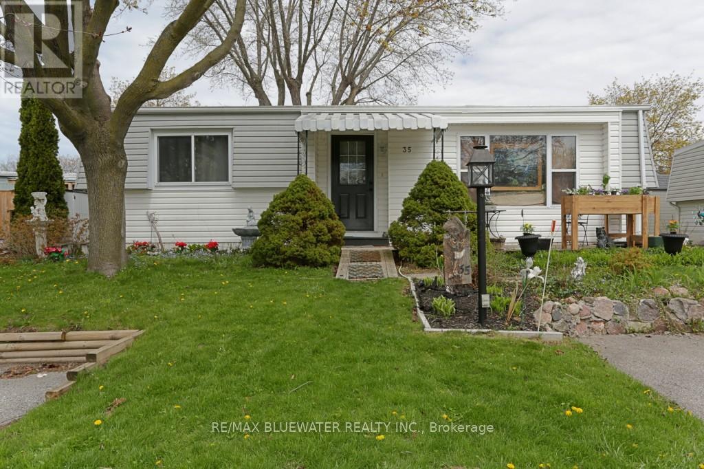 35 PEBBLE BEACH PARKWAY, South Huron (Stephen)