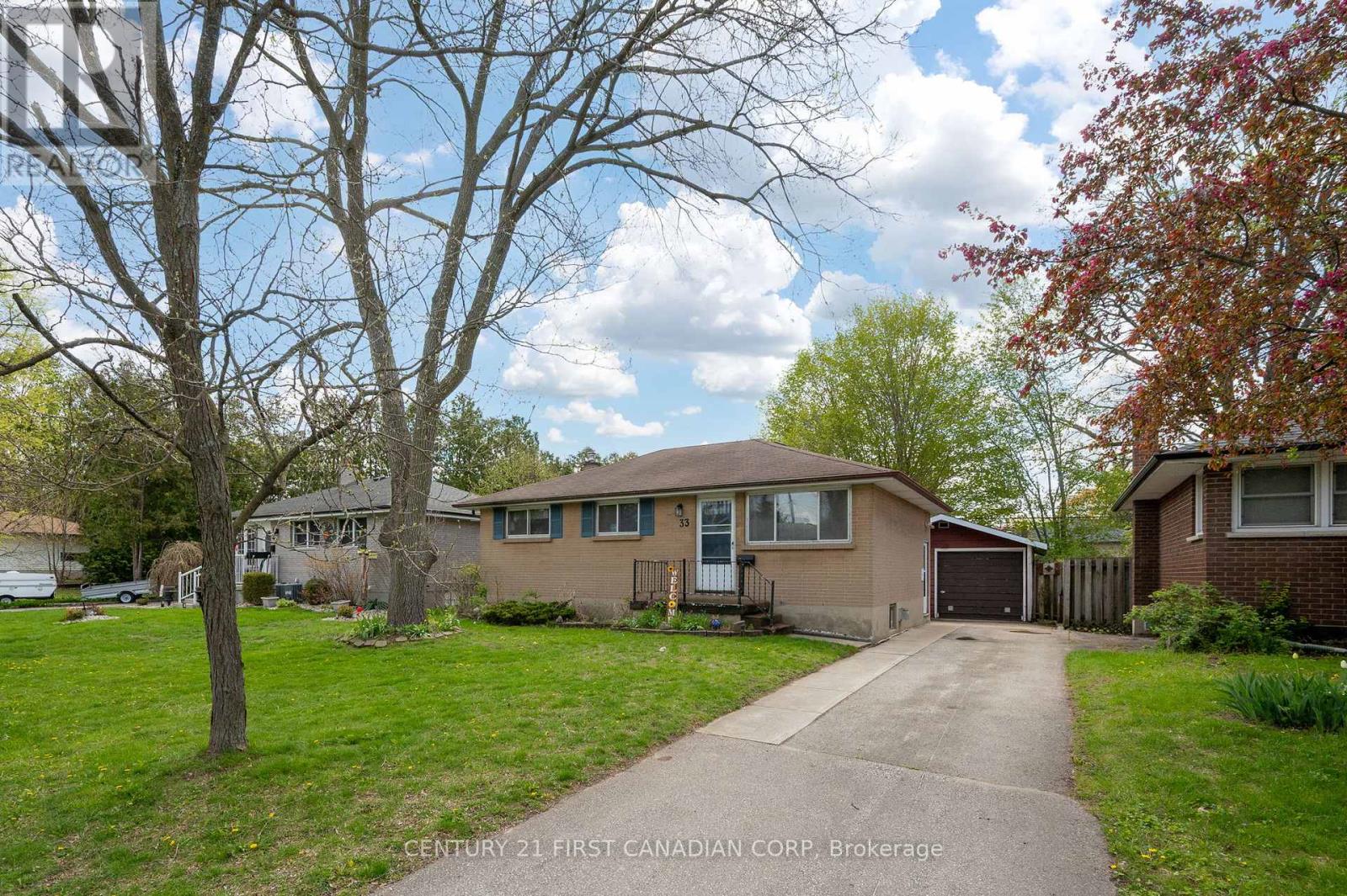 33 STRATHCONA DRIVE, London East (East O)