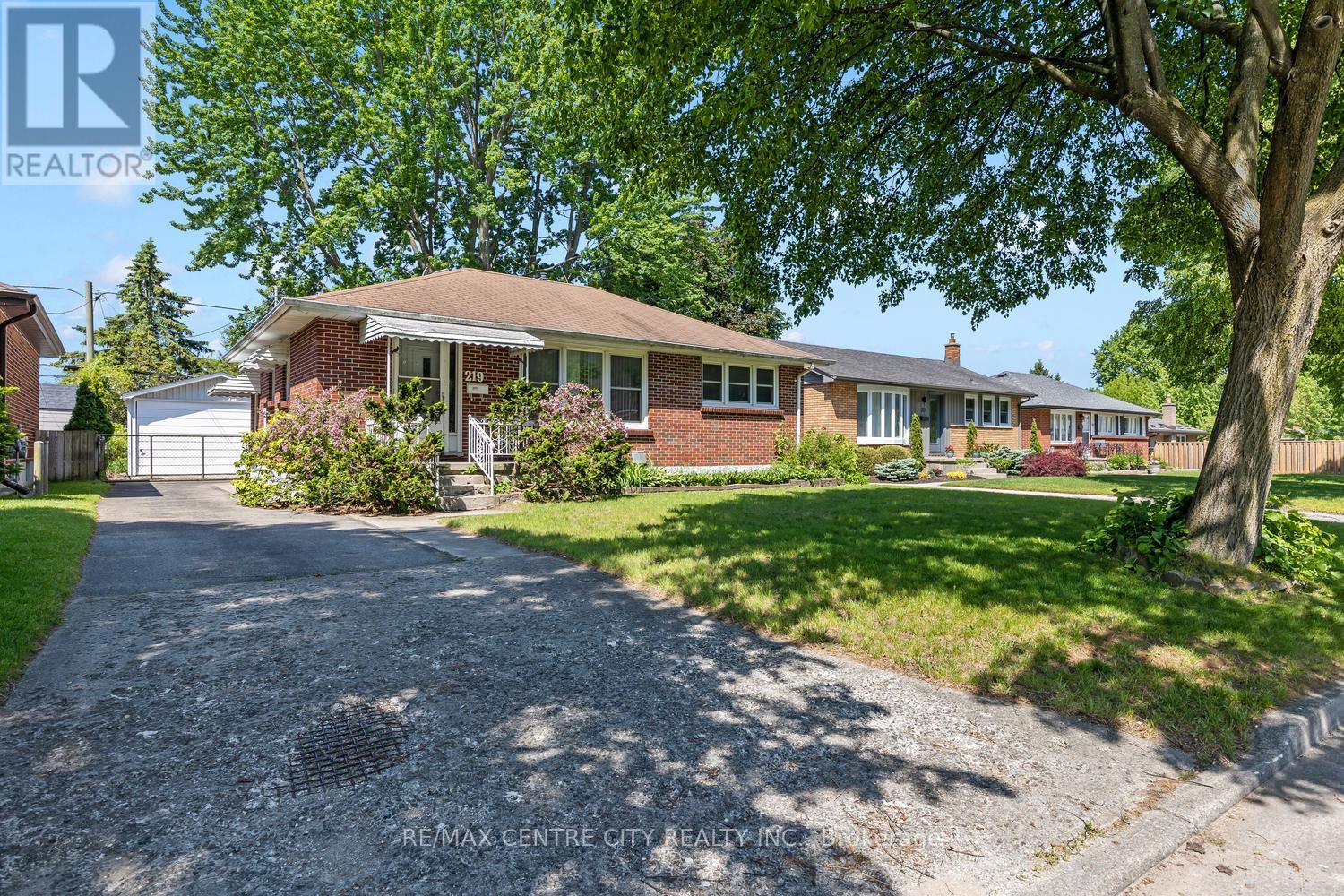 219 FAIRWAY AVENUE, London East (East O)