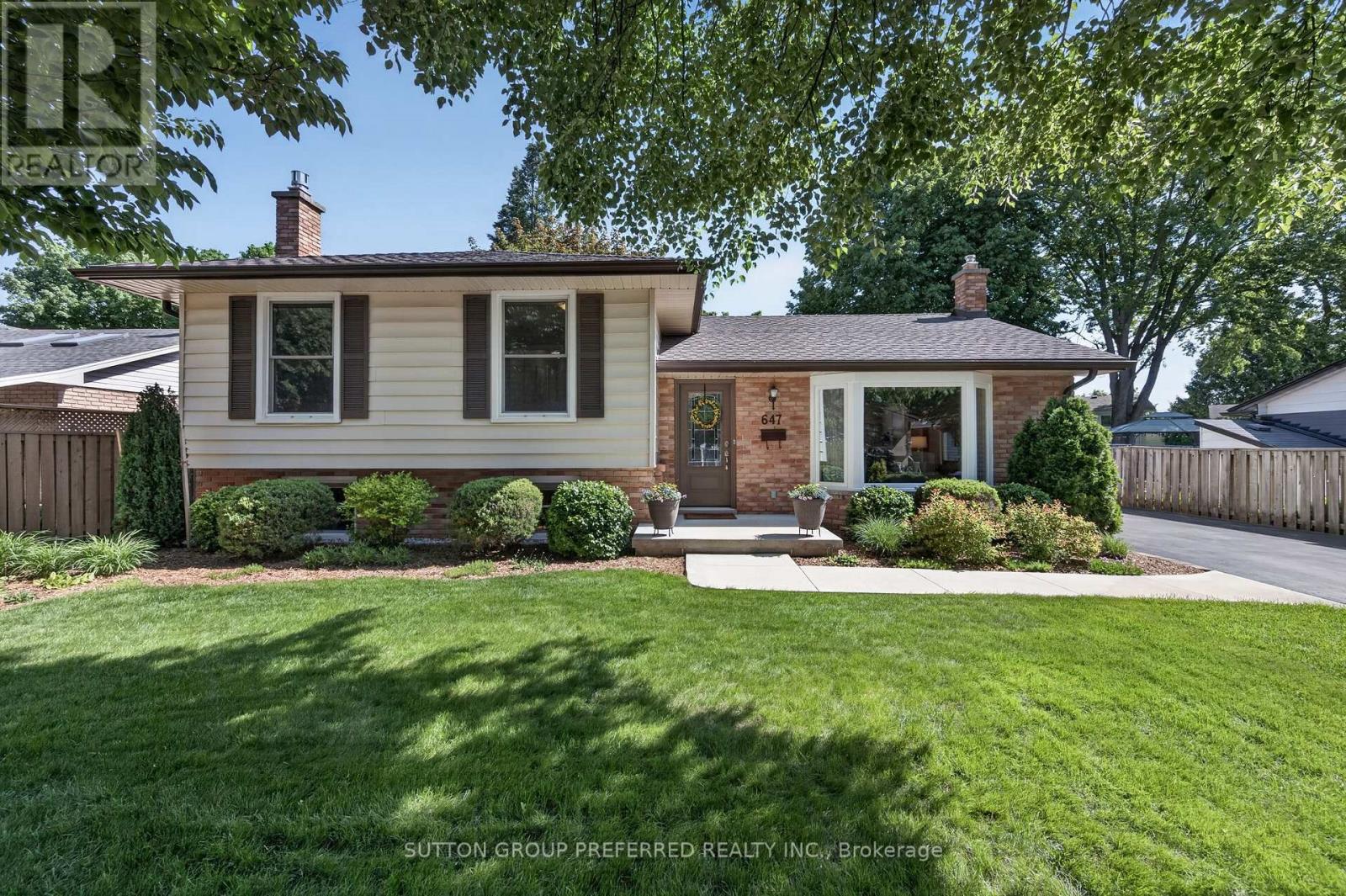 647 GLENGYLE CRESCENT, London North (North H)