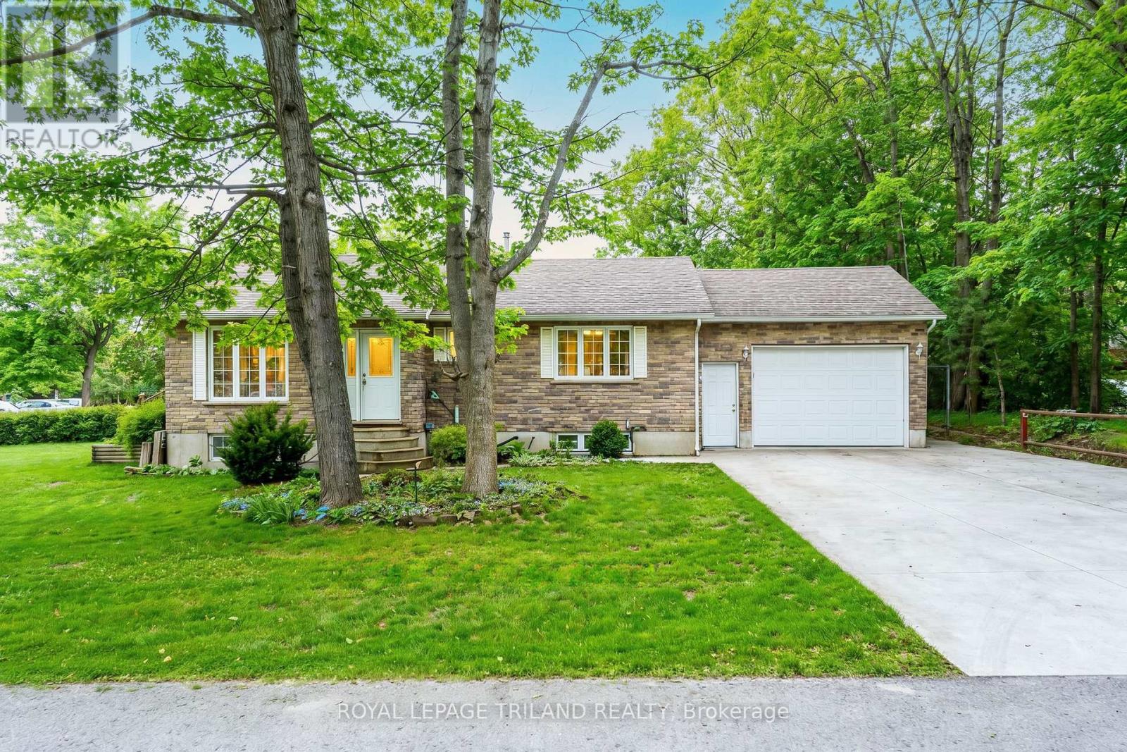 10234 JULIE AVENUE, Lambton Shores (Grand Bend)