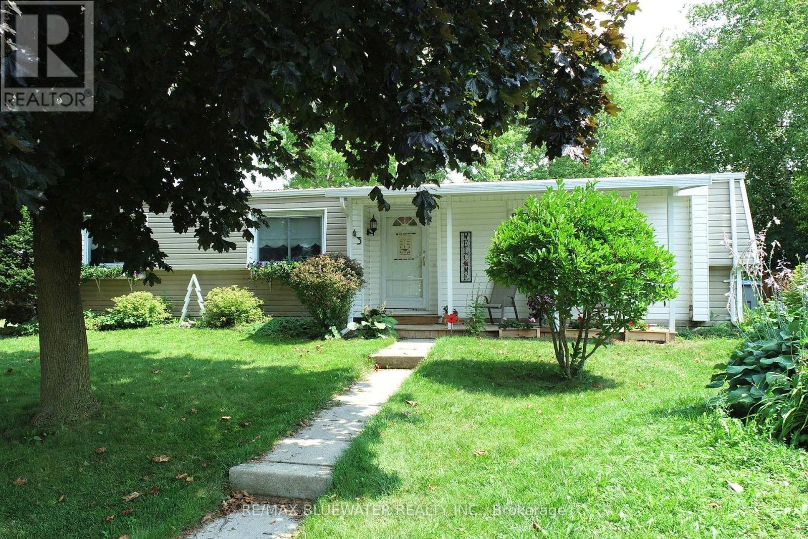 43 ST ANDREWS PLACE, South Huron (Stephen)