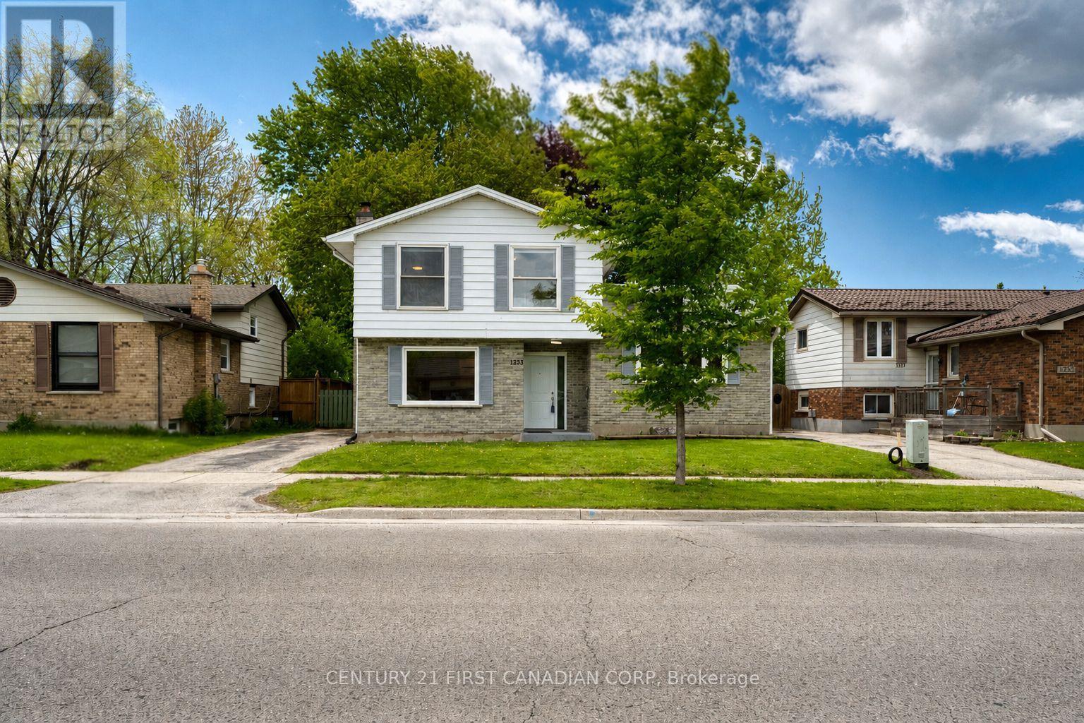 1233 ERNEST AVENUE, London South (South X)