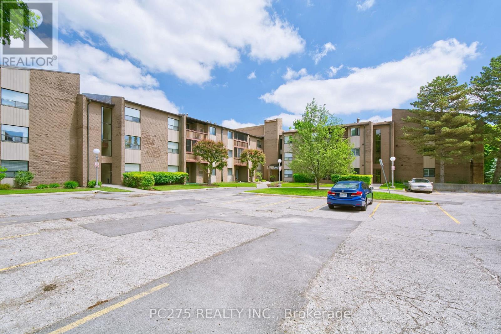216 - 300 EVERGLADE CRESCENT, London North (North P)