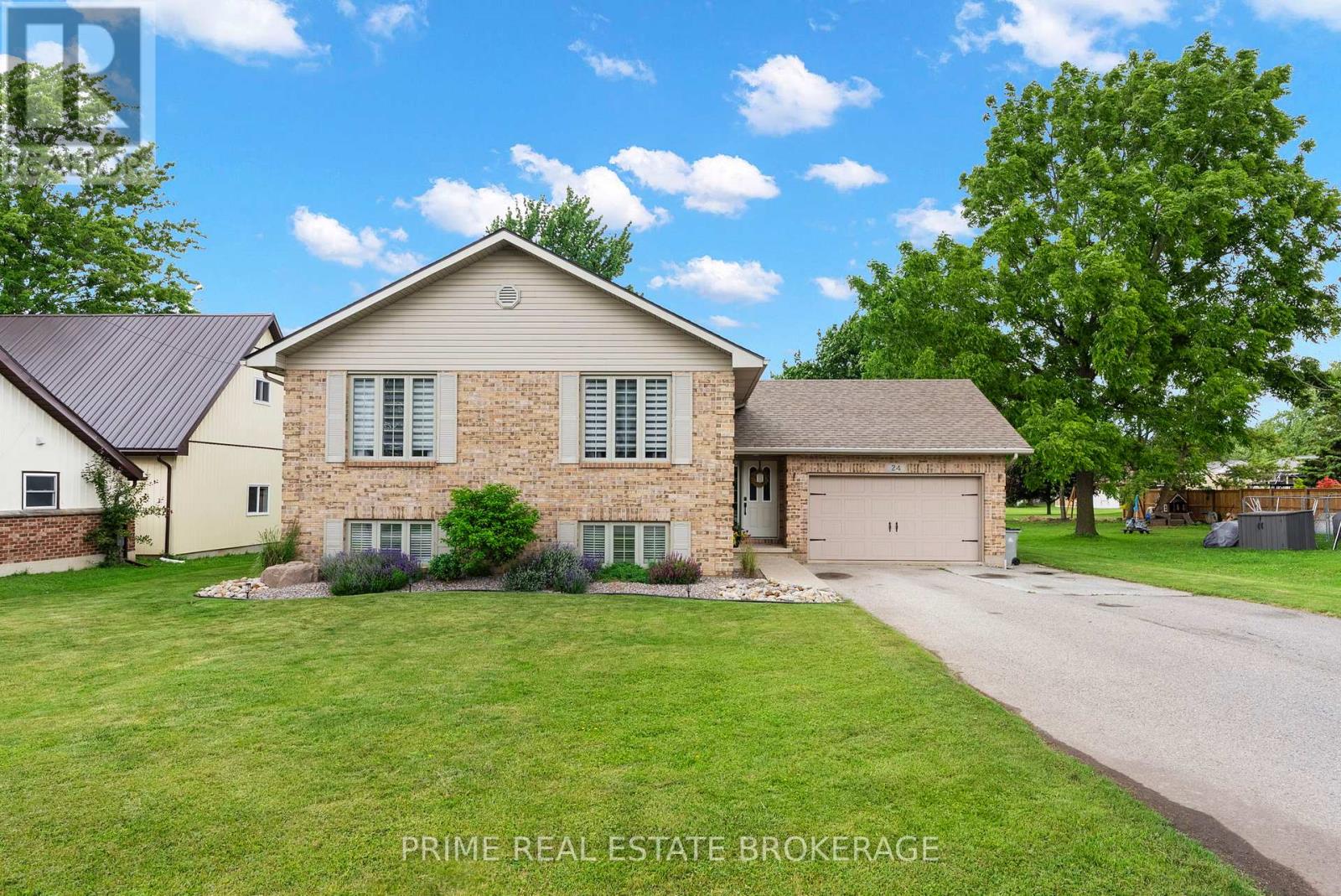 24 QUEEN STREET W, Lambton Shores (Forest)