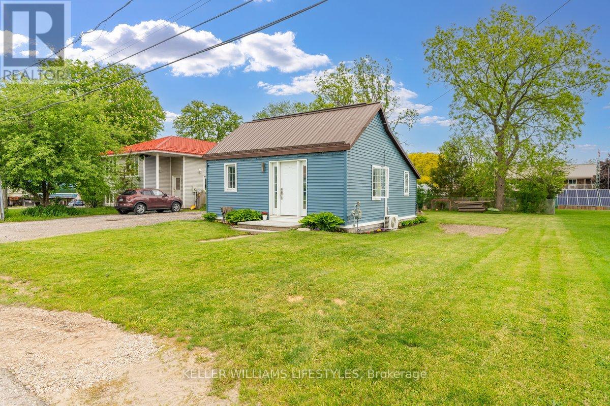 30 QUEEN STREET W, Lambton Shores (Forest)