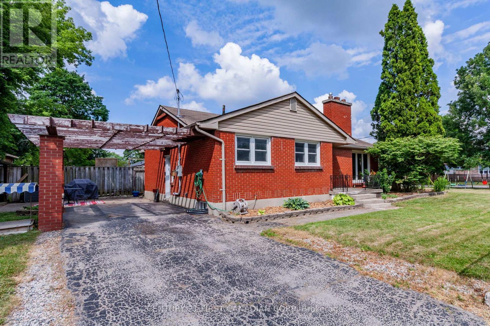 1721 MOFFATT AVENUE, London East (East H)