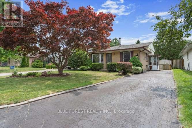 27 VILLENEUVE CRESCENT, London East (East G)