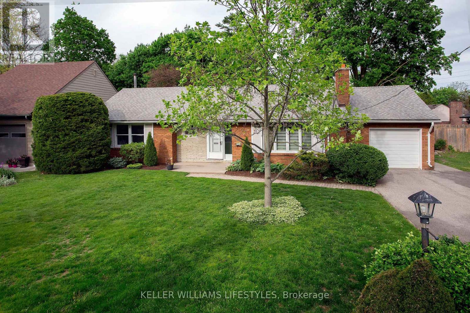 423 EAST MILE ROAD, London North (North P)