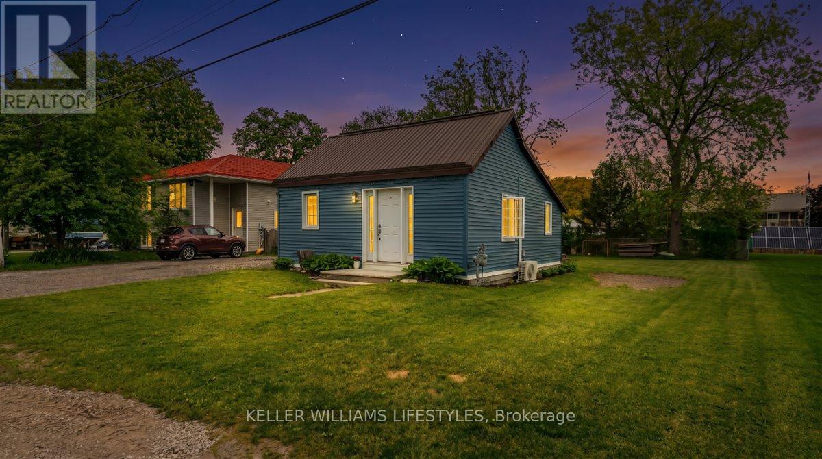 30 QUEEN STREET W, Lambton Shores (Forest)