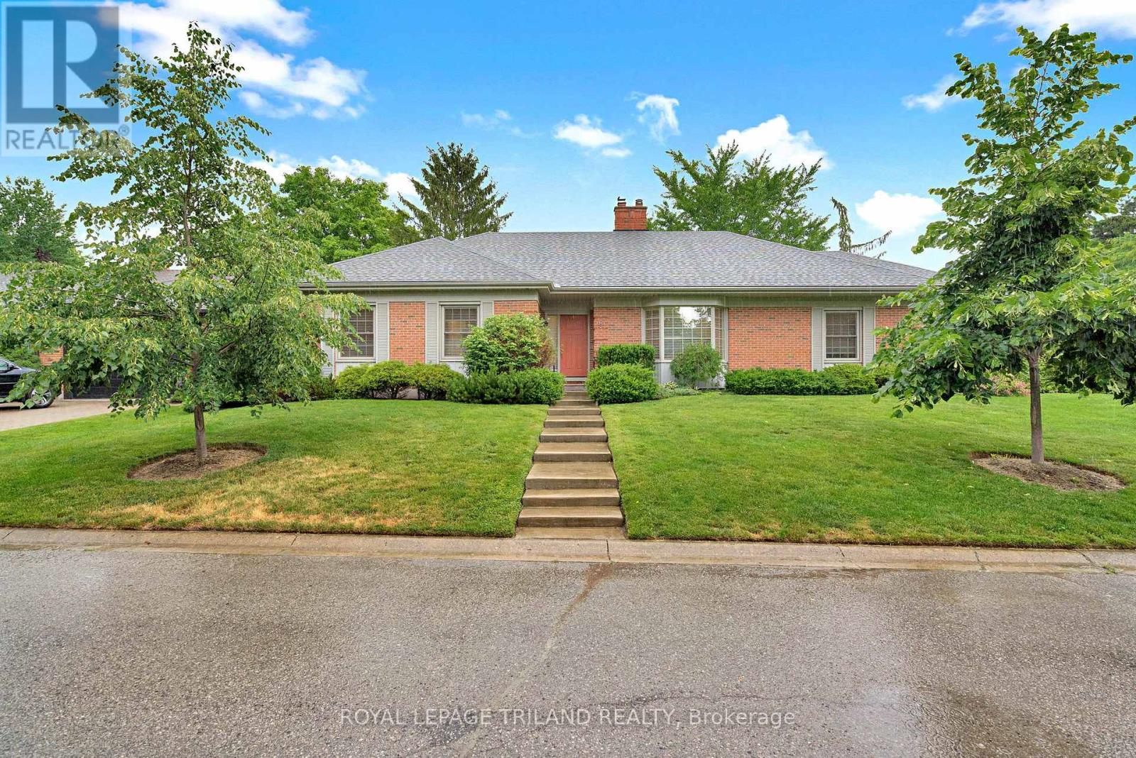 11 TALLWOOD CIRCLE, London North (North G)