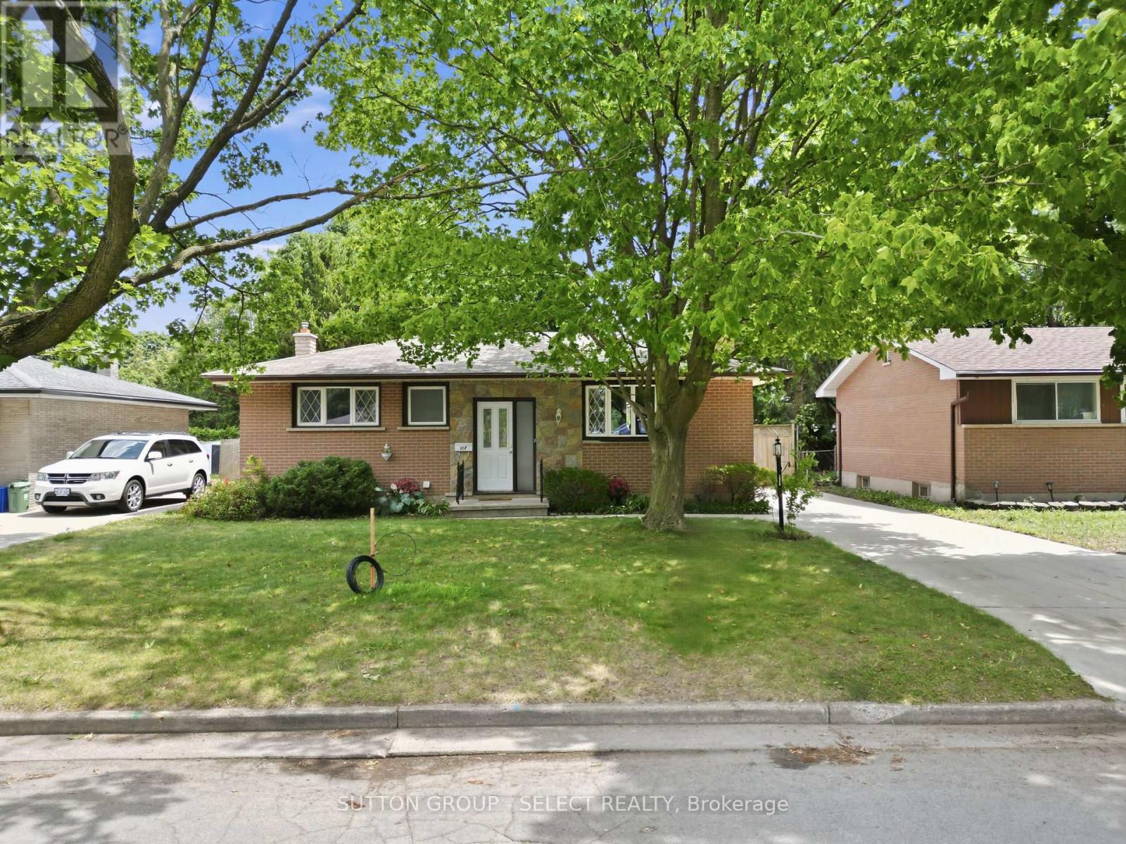 107 APONI CRESCENT, London East (East D)