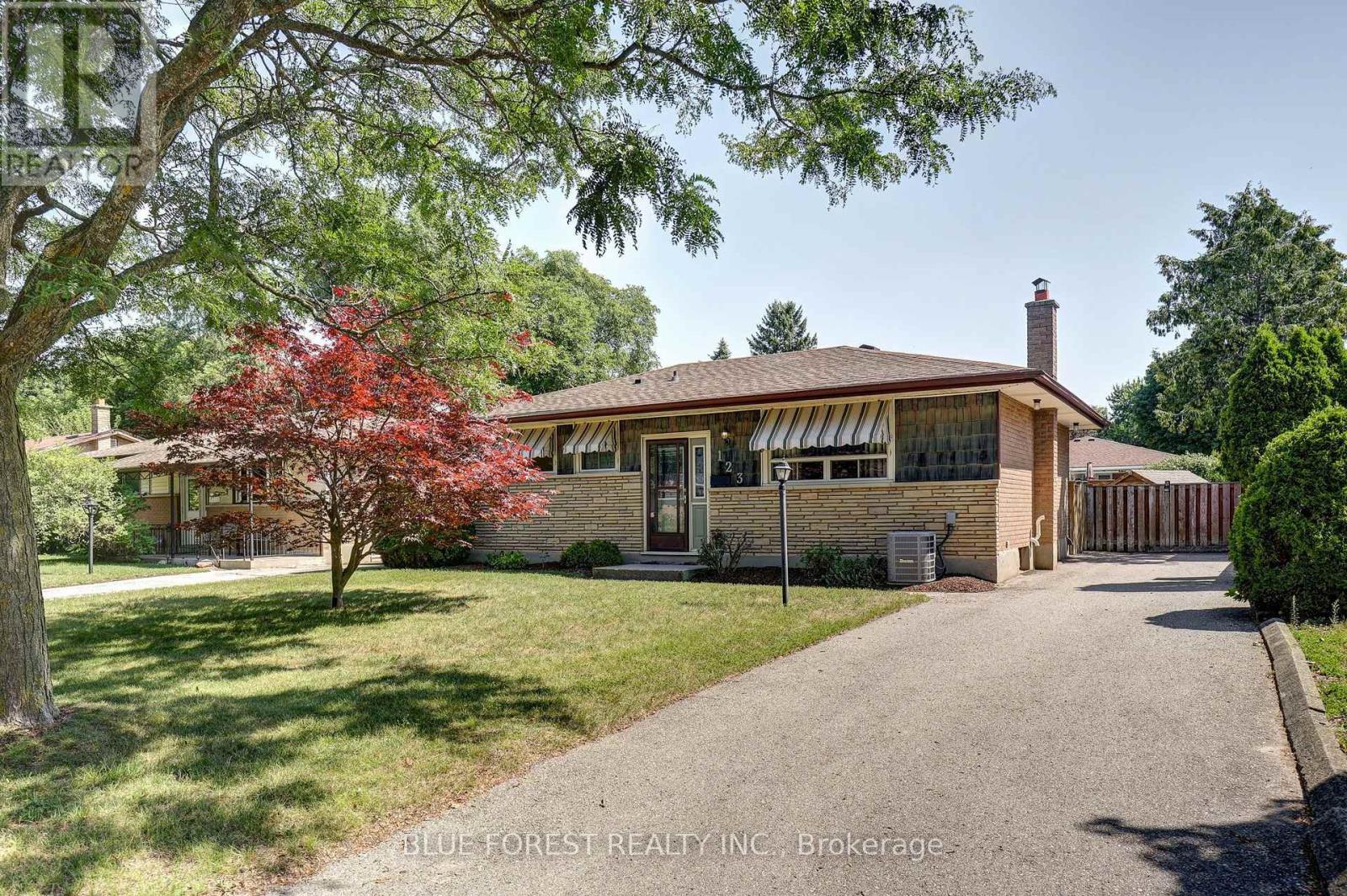 123 APONI CRESCENT, London East (East D)