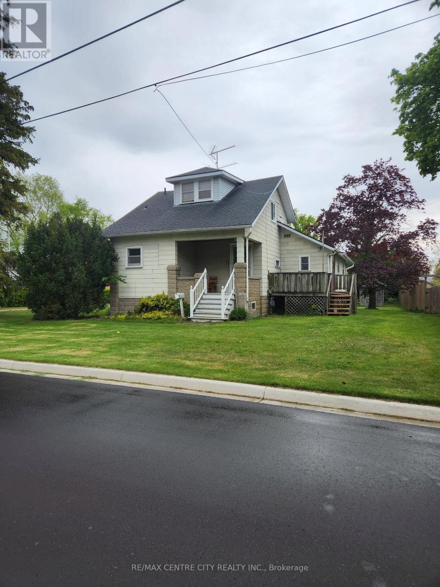 30 QUEEN STREET, Strathroy-Caradoc (SE)