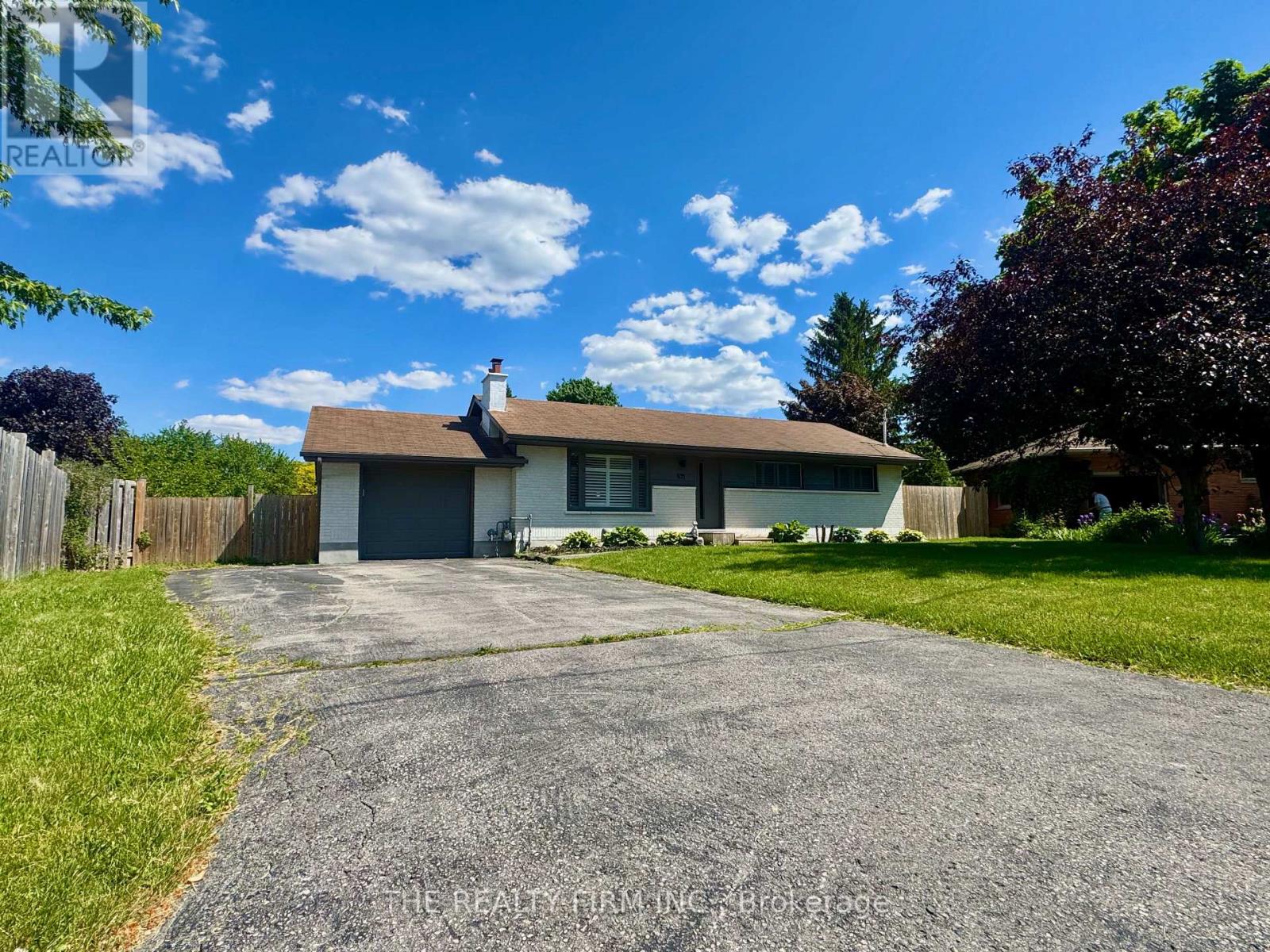 571 EVERGLADE CRESCENT, London North (North P)