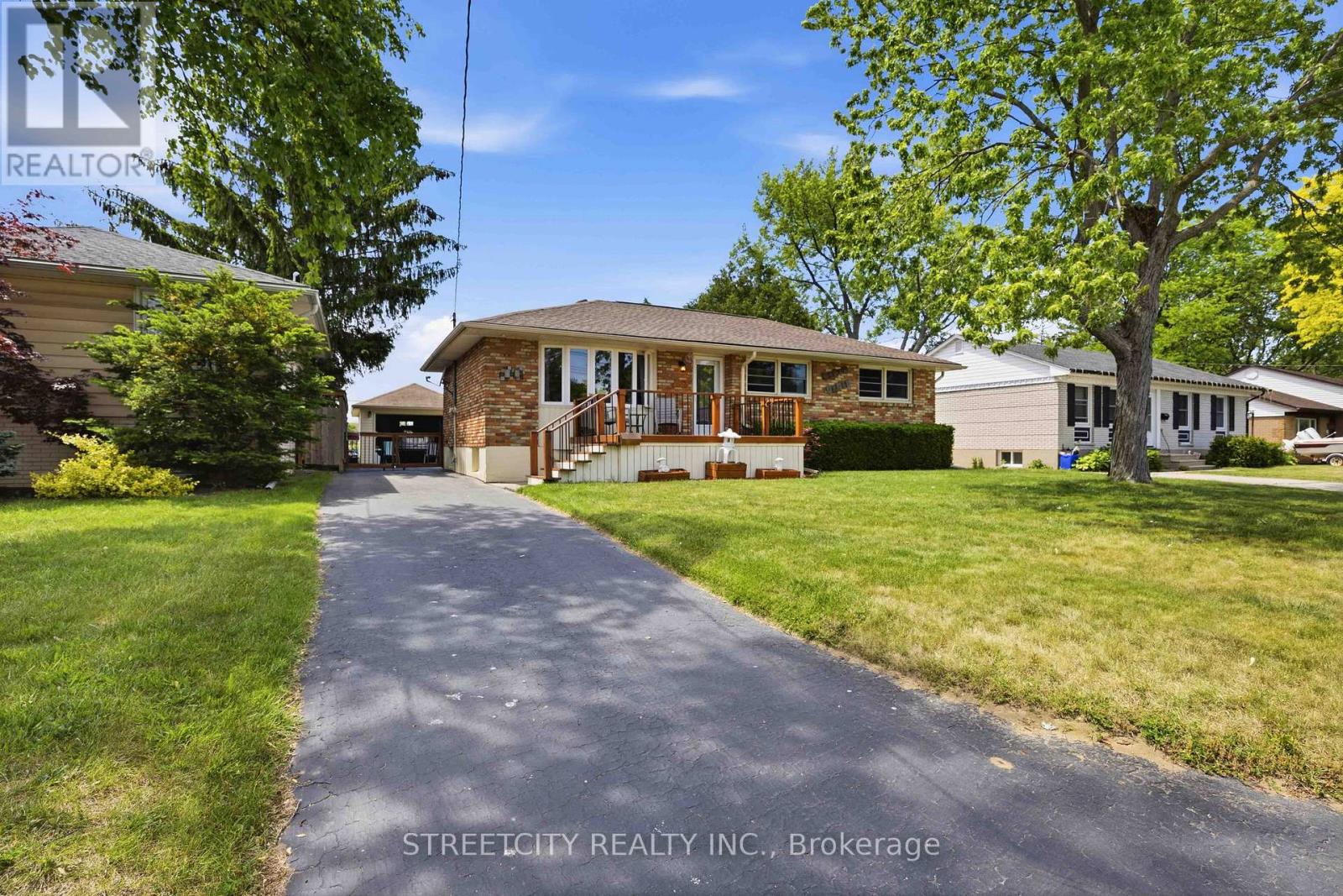 893 HOLLANDS AVENUE, Sarnia