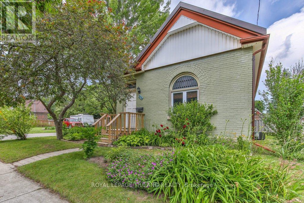 52 EASTMAN AVENUE, London East (East N)