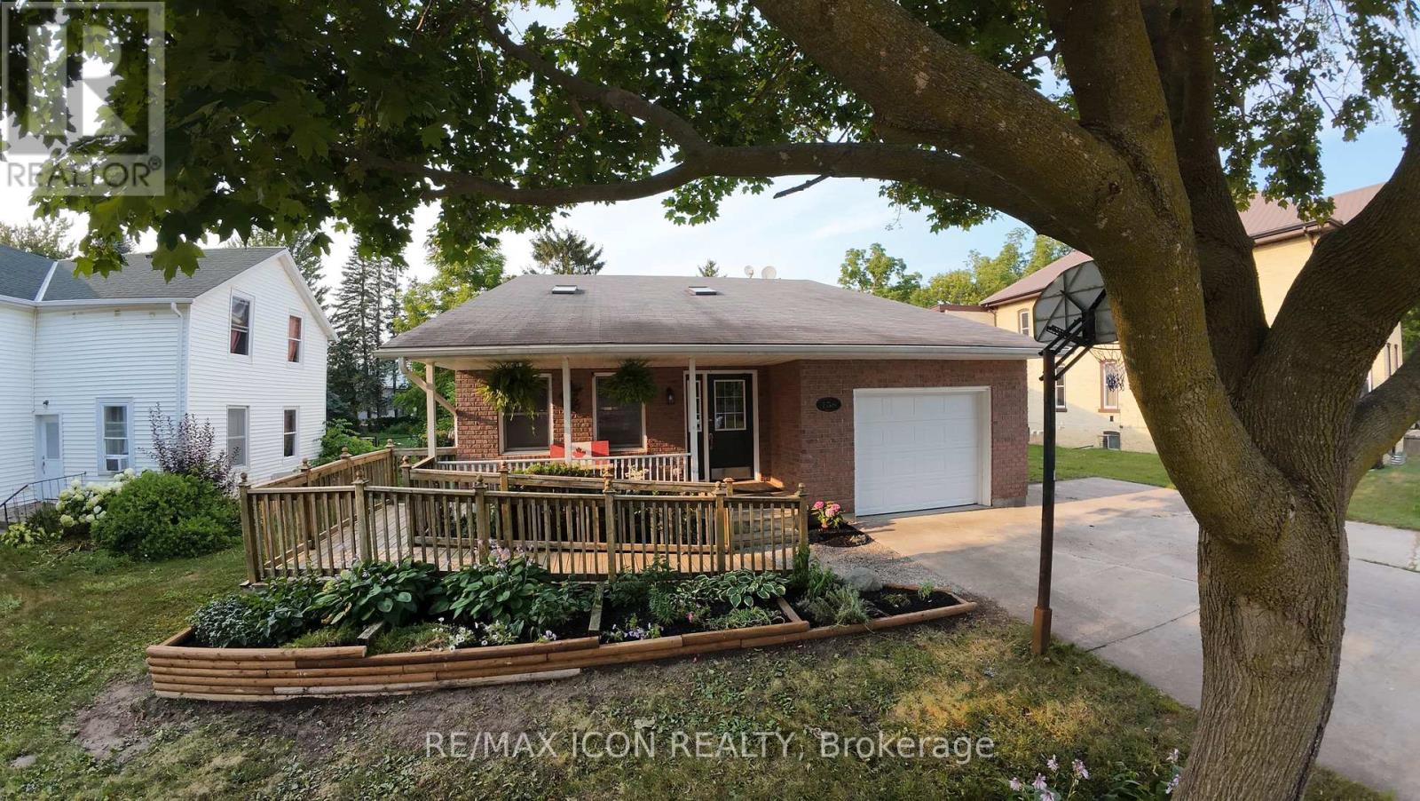 158 BROADWAY STREET, North Middlesex (Parkhill)