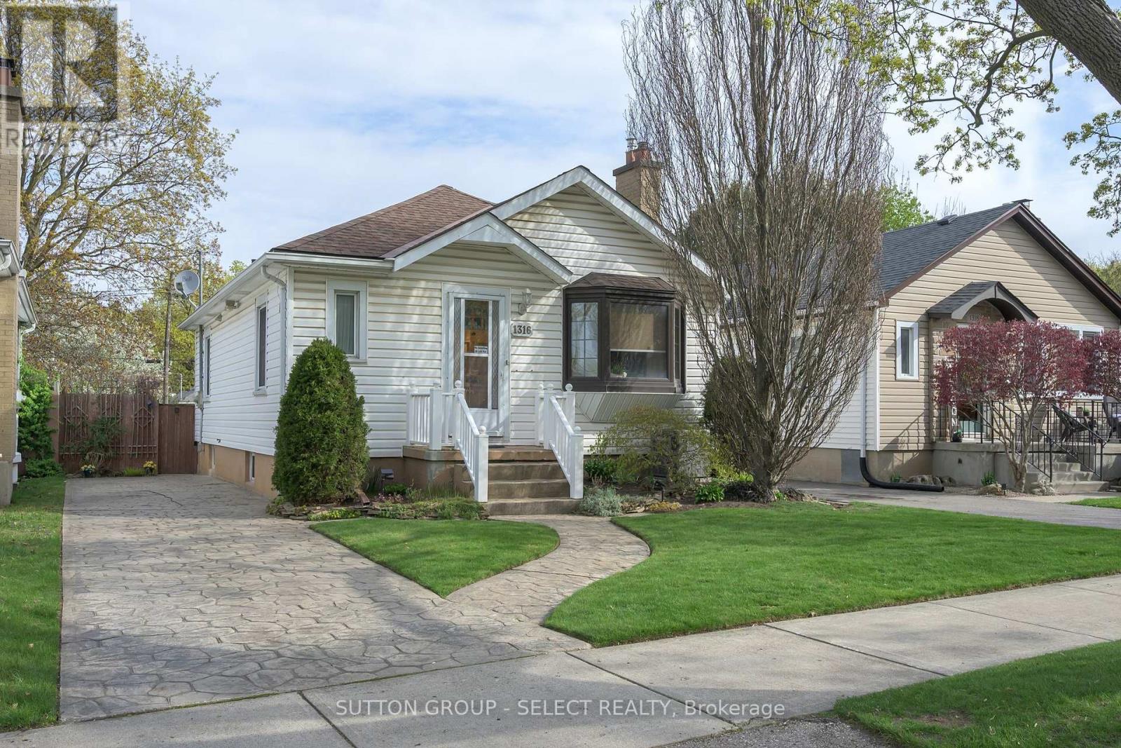 1316 LANGMUIR AVENUE, London East (East N)