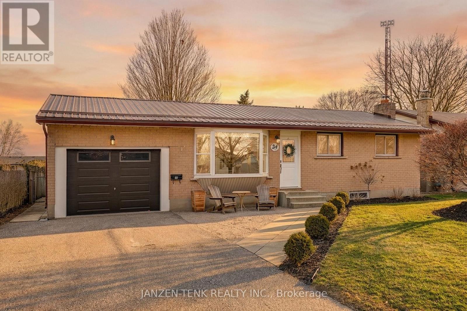 24 CENTENNIAL AVENUE, Aylmer