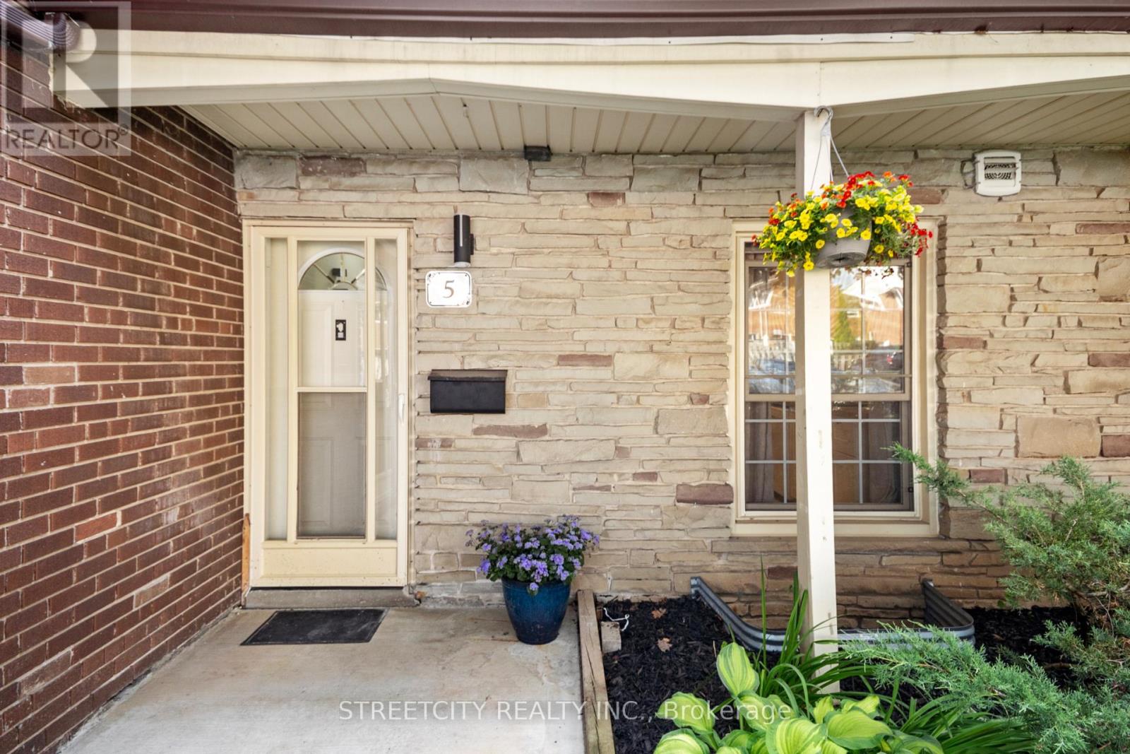 5 ARBOUR GLEN CRESCENT, London East (East A)