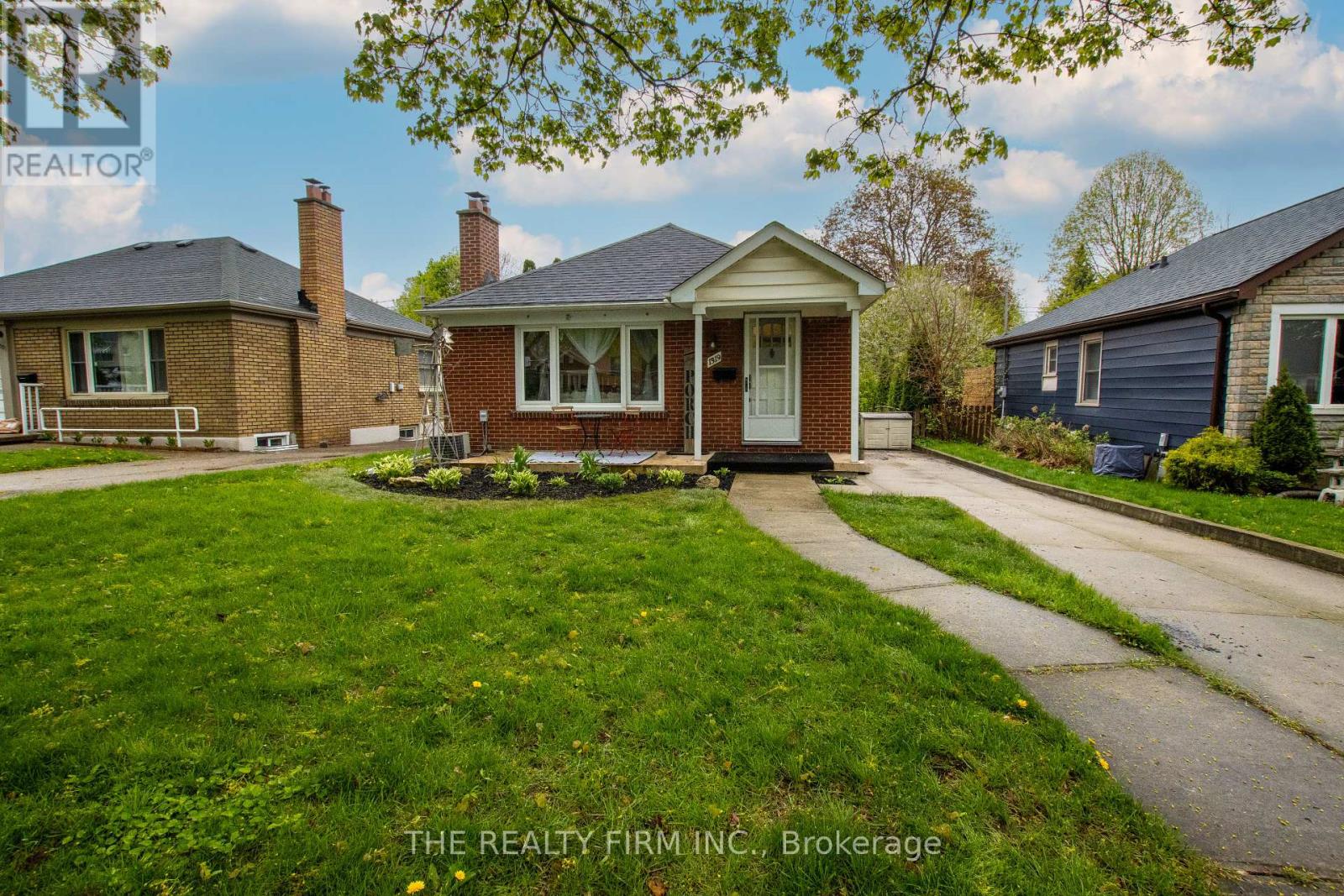 1319 WILTON AVENUE, London East (East N)