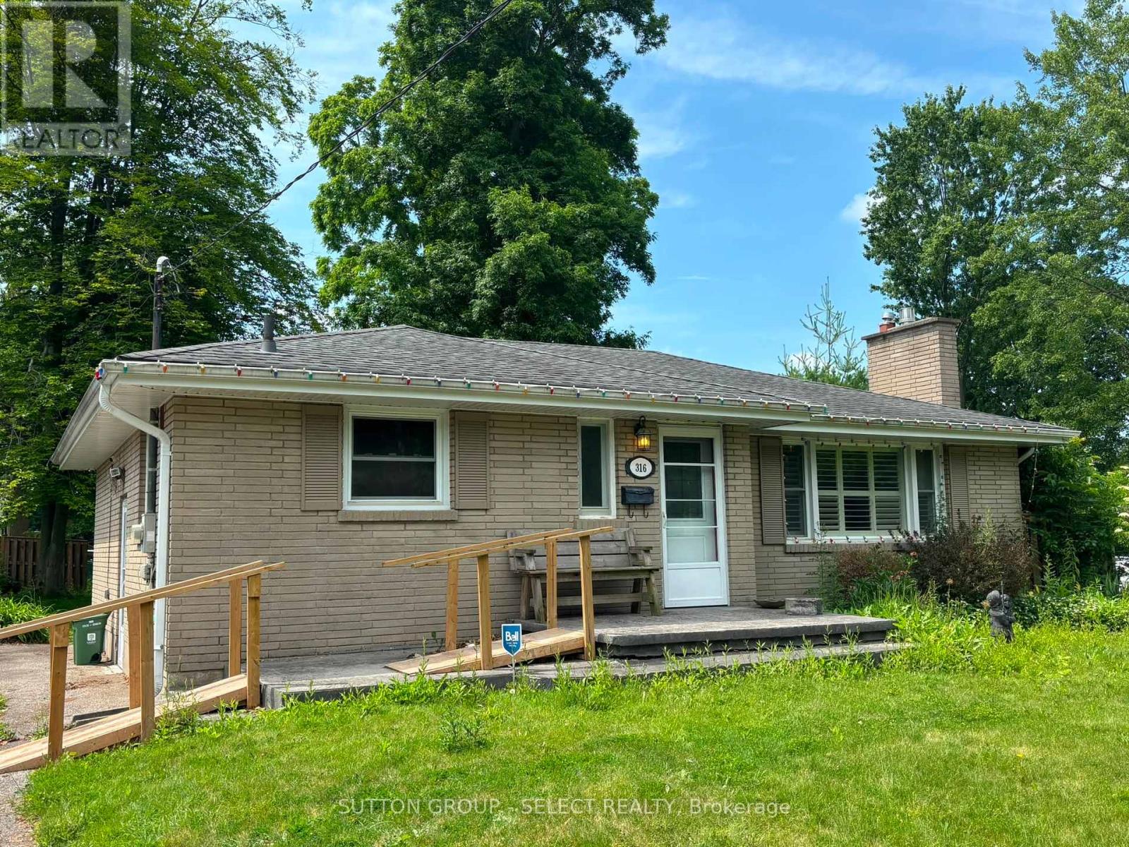 316 RIDGEWOOD CRESCENT, London South (South D)