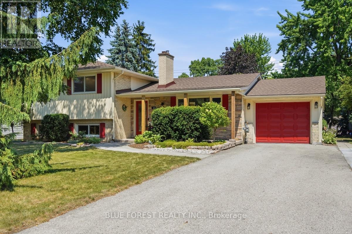 708 HEADLEY DRIVE, London North (North O)
