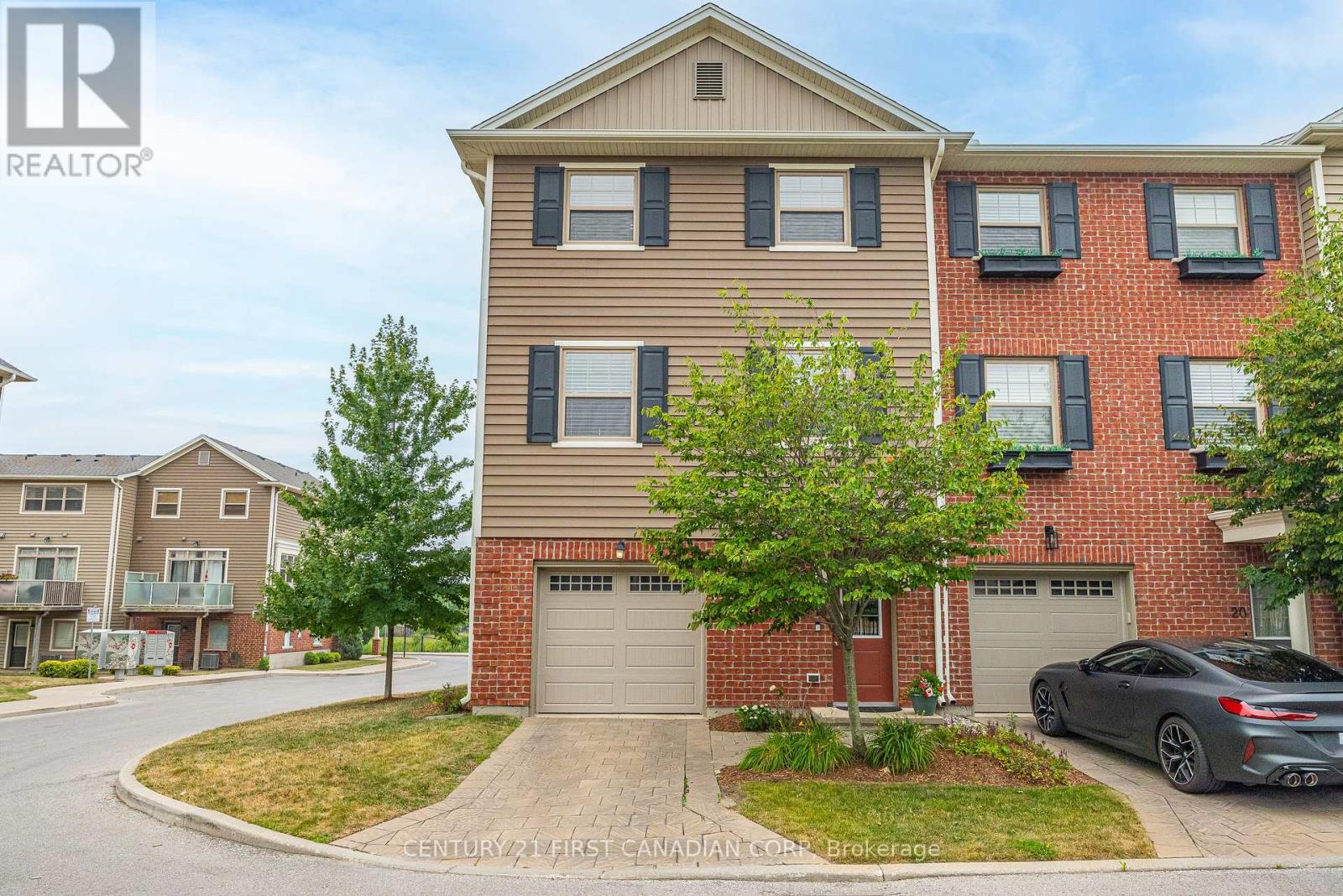 18 - 3025 SINGLETON AVENUE, London South (South W)