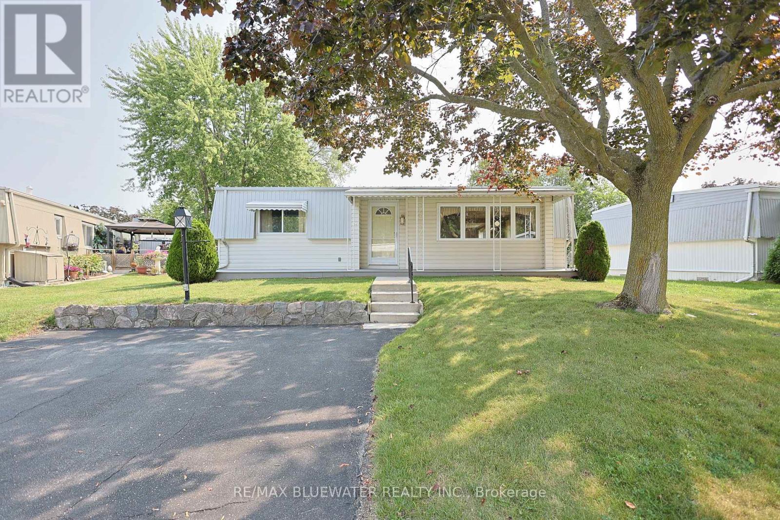 254 HIGHLAND SPRINGS, South Huron (Stephen)
