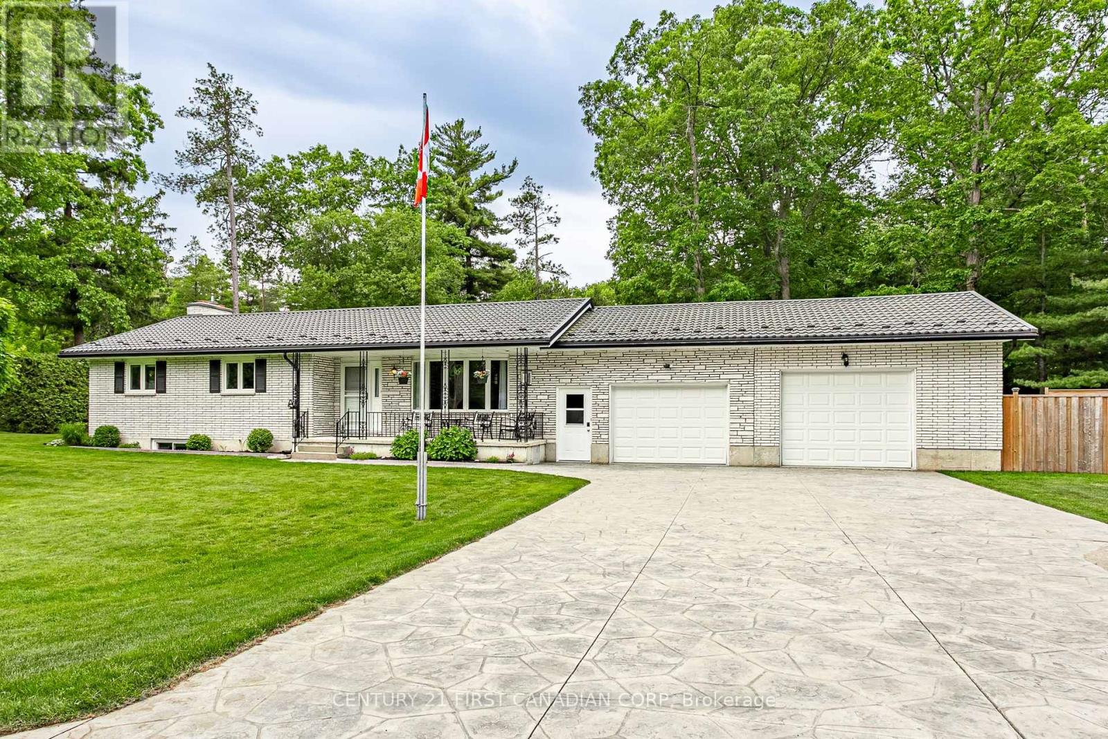 10211 LAKEVIEW AVENUE, Lambton Shores (Grand Bend)