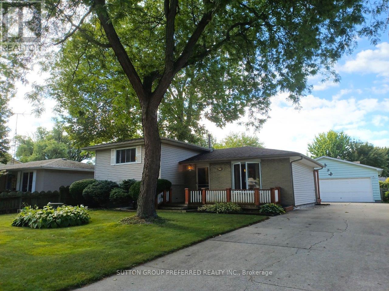 566 ALBERT BOULEVARD, St. Clair