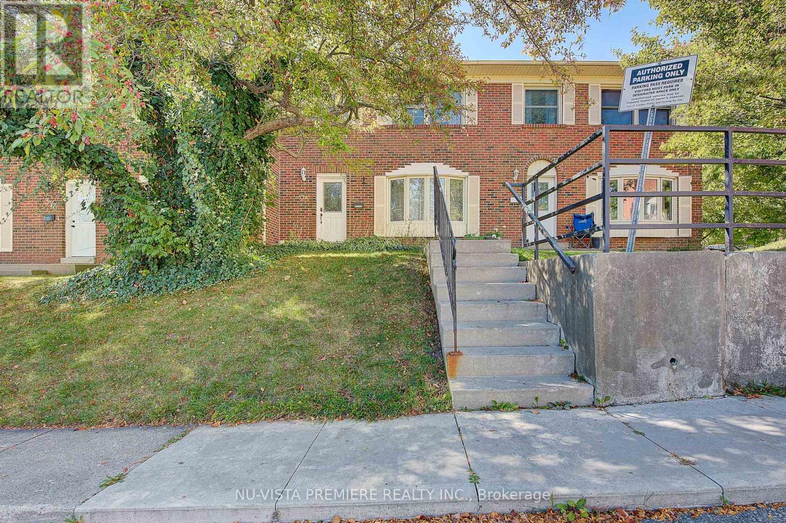 374 HOMESTEAD COURT, London North (North F)