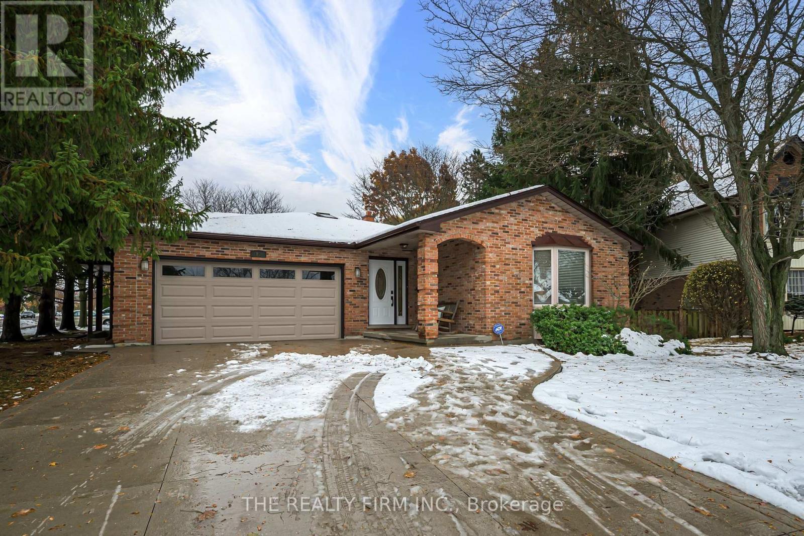 82 GLENVIEW CRESCENT, London North (North H)