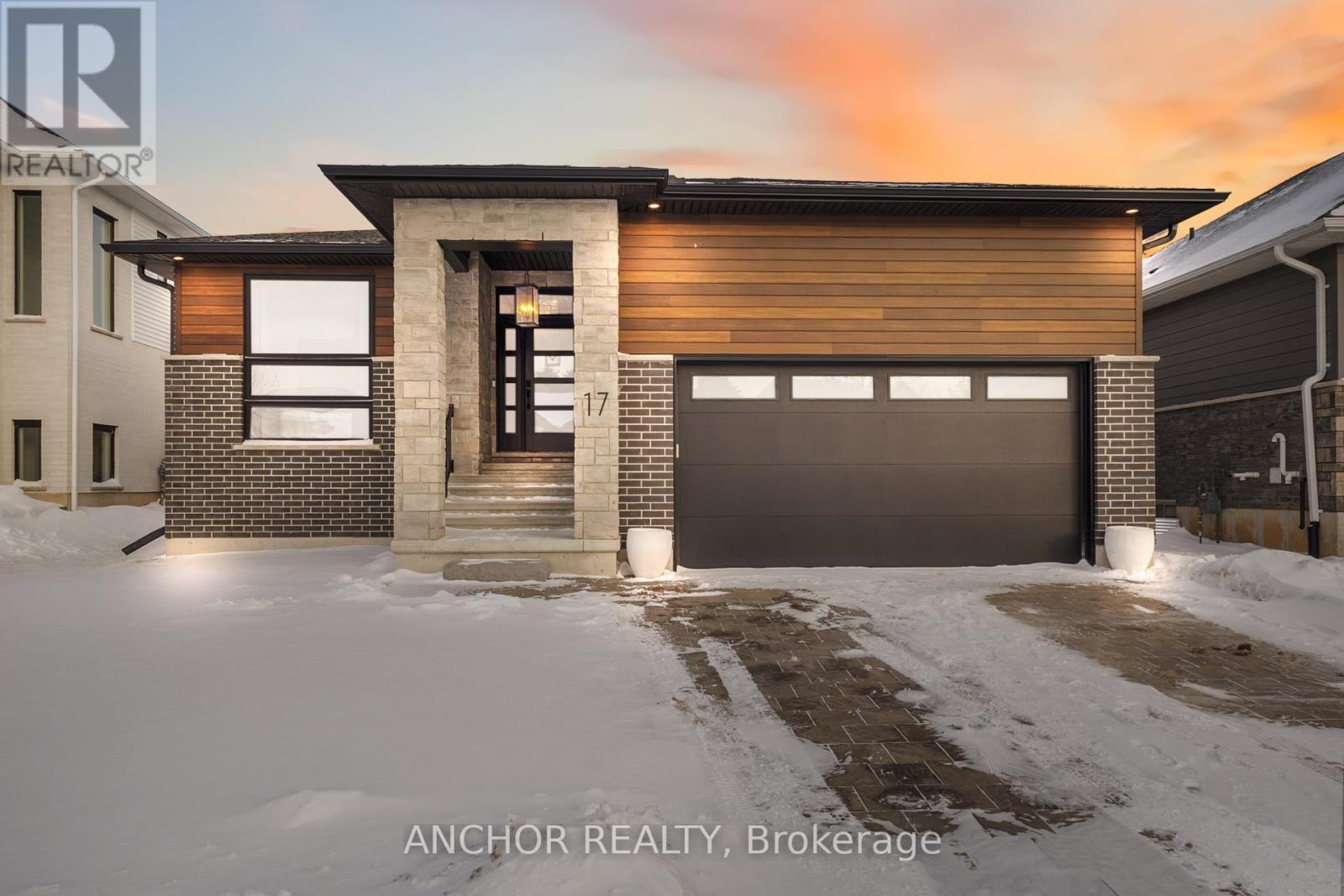 17 KEMP CRESCENT, Strathroy-Caradoc (NE)