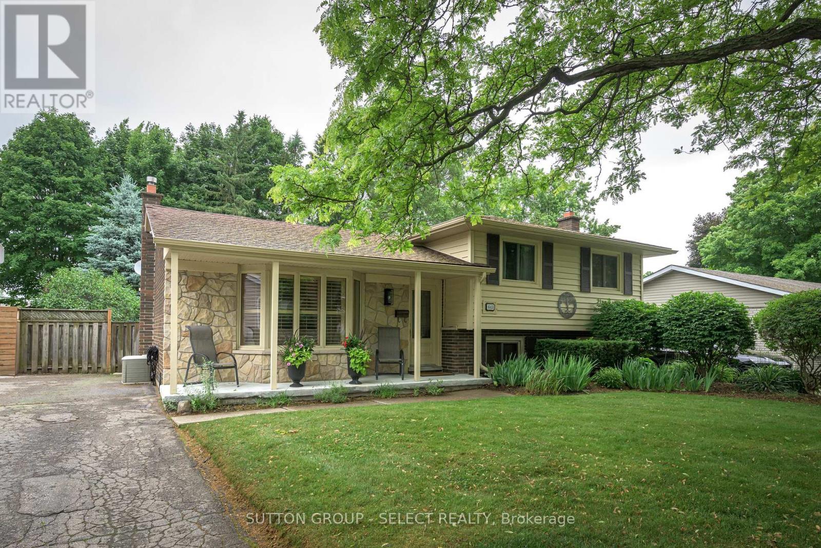 643 DUNBOYNE CRESCENT, London North (North H)