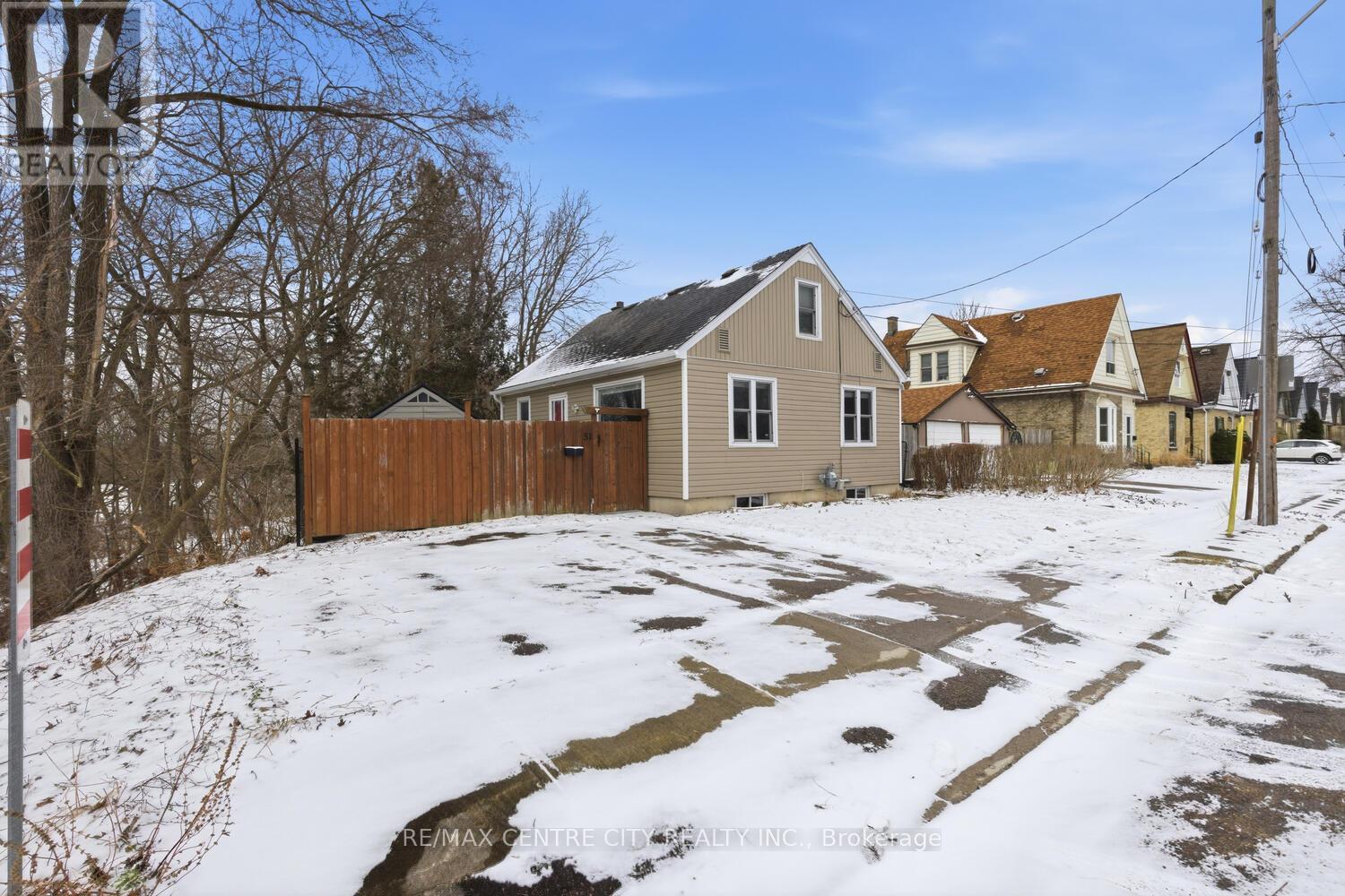 51 SMITH STREET, London East (East L)