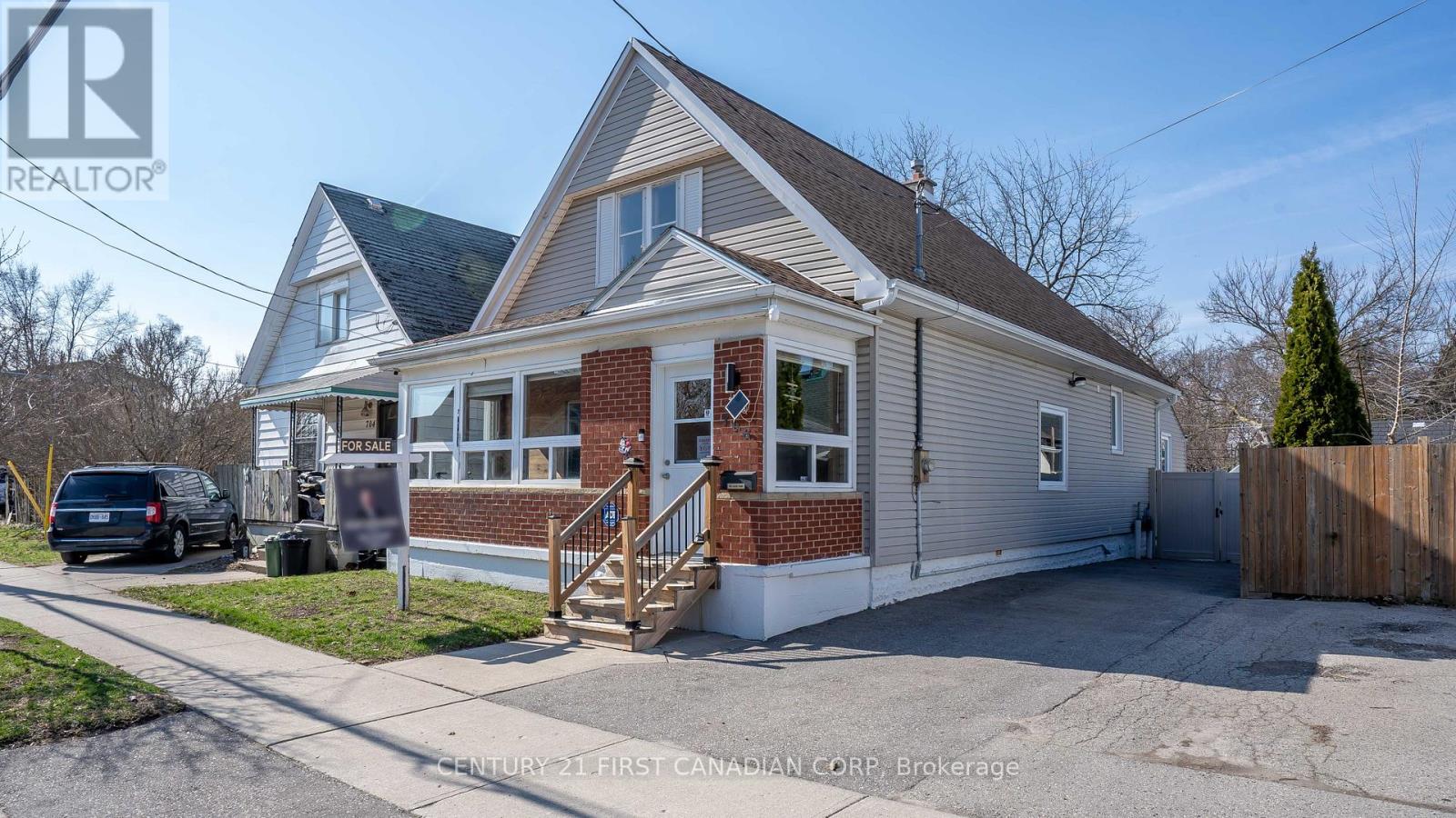 706 NELSON STREET, London East (East L)