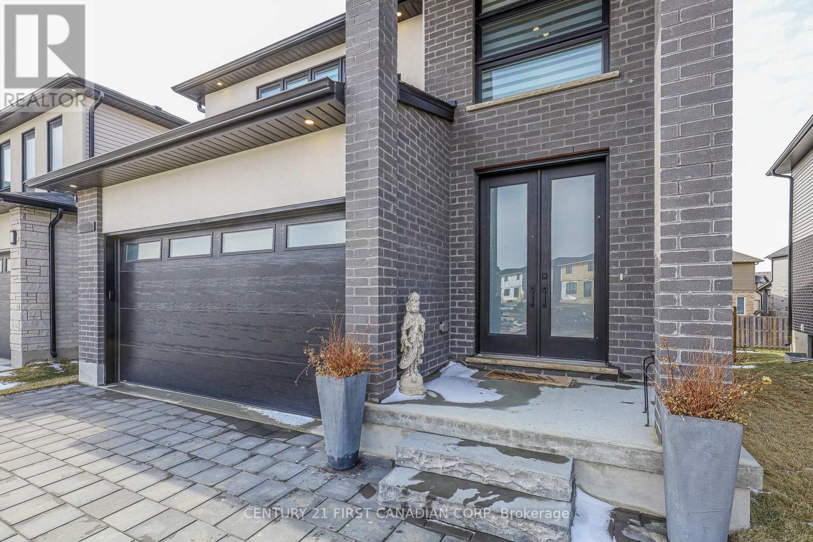 3424 EMILYCARR LANE, London South (South W)