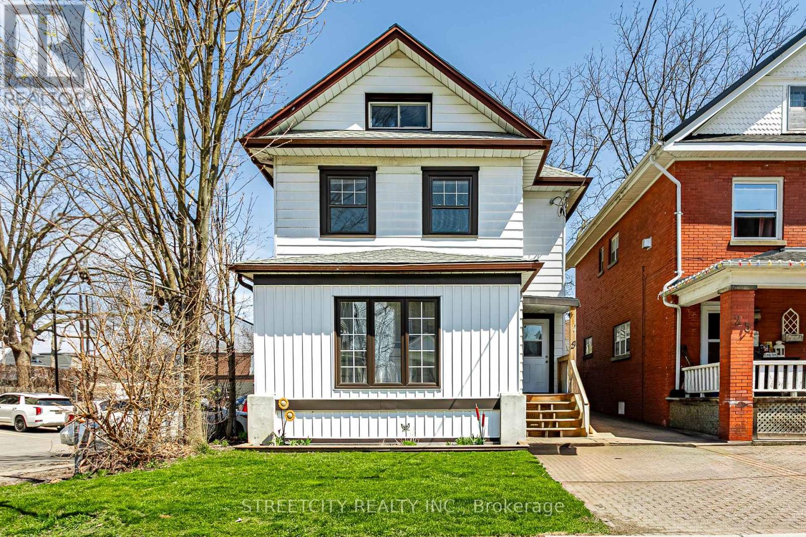 27 EAST STREET N, St. Thomas