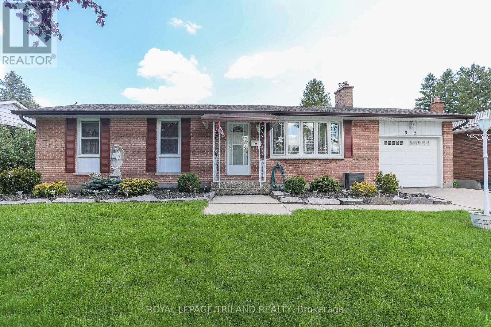 32 APPLEWOOD CRESCENT, St. Thomas
