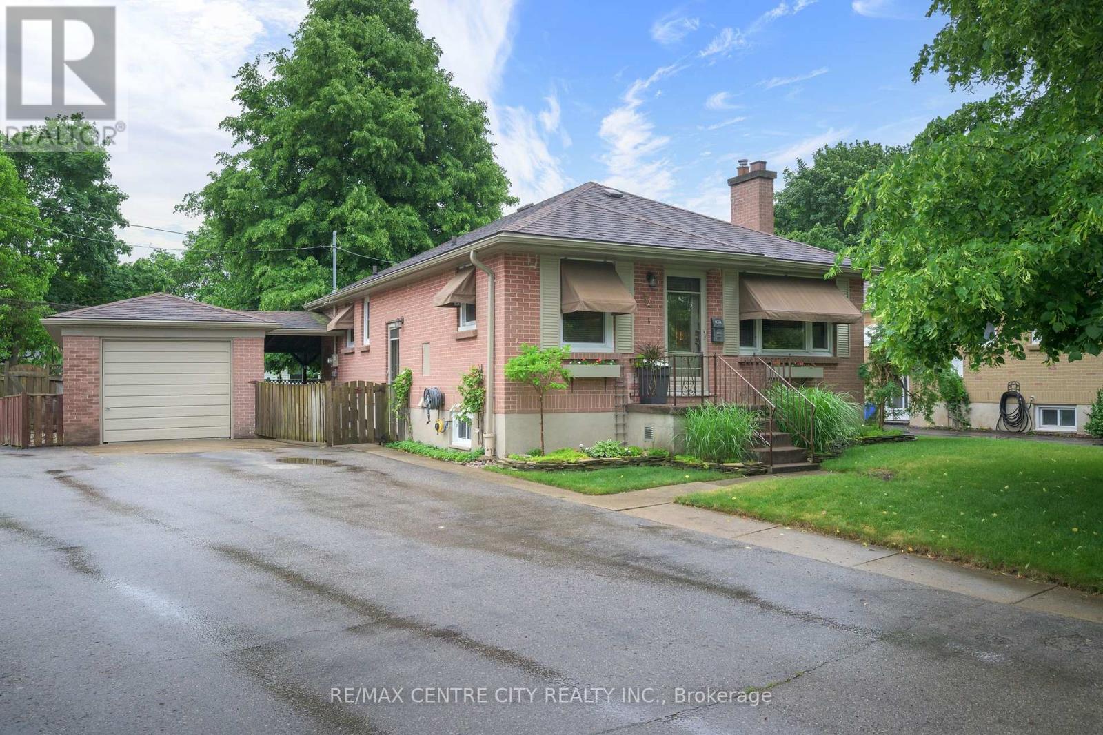 14 CRONYN CRESCENT, London East (East N)