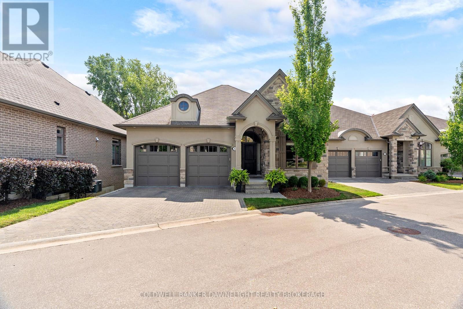 33-2290 TORREY PINES WAY, London North (North R)