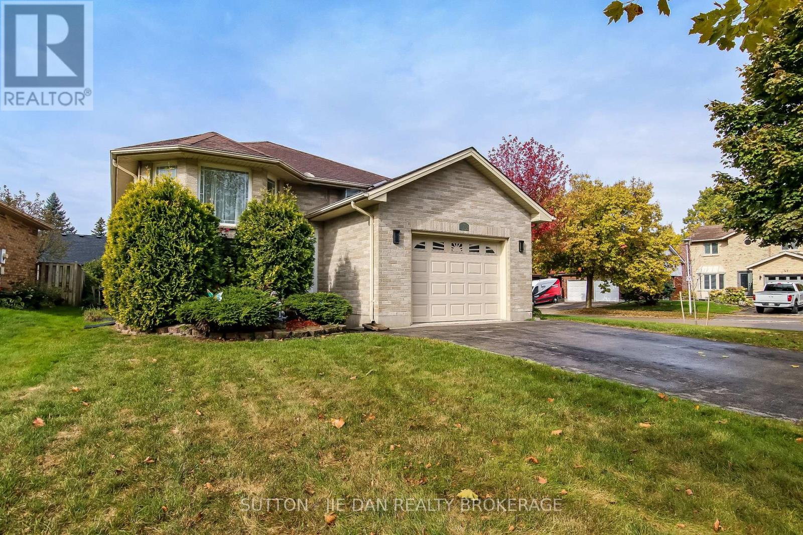 26 STONEYCREEK PLACE, London North (North C)