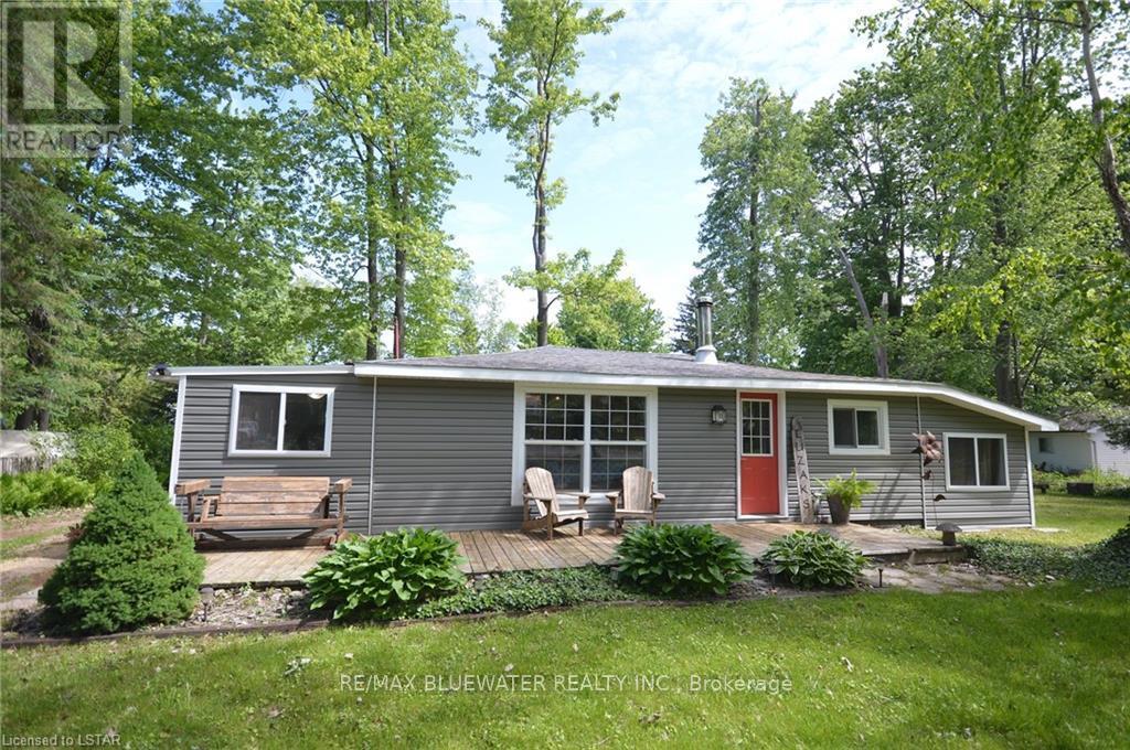 6208 LONDON ROAD, Lambton Shores (Kettle Point)