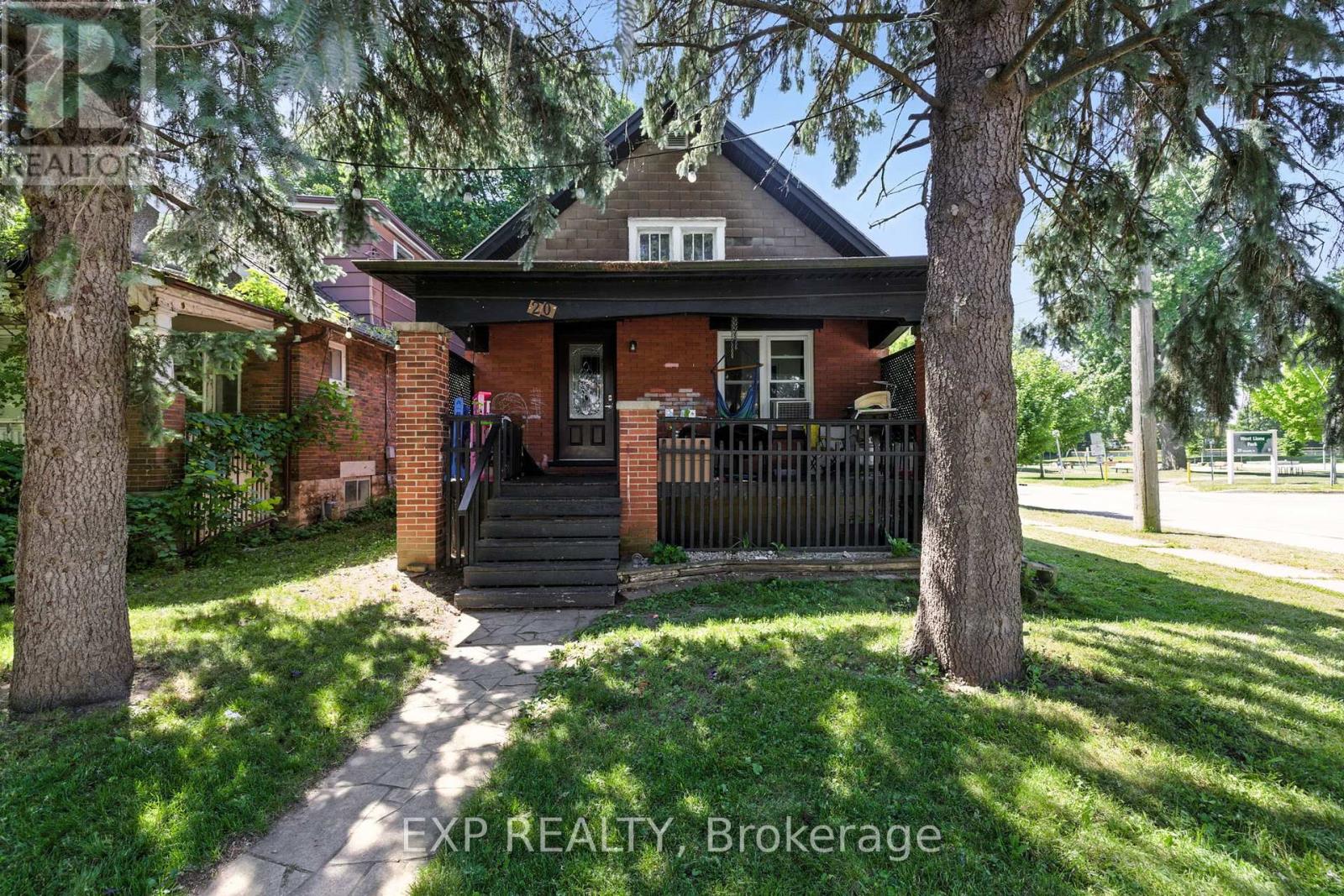 20 BARRINGTON AVENUE, London North (North N)