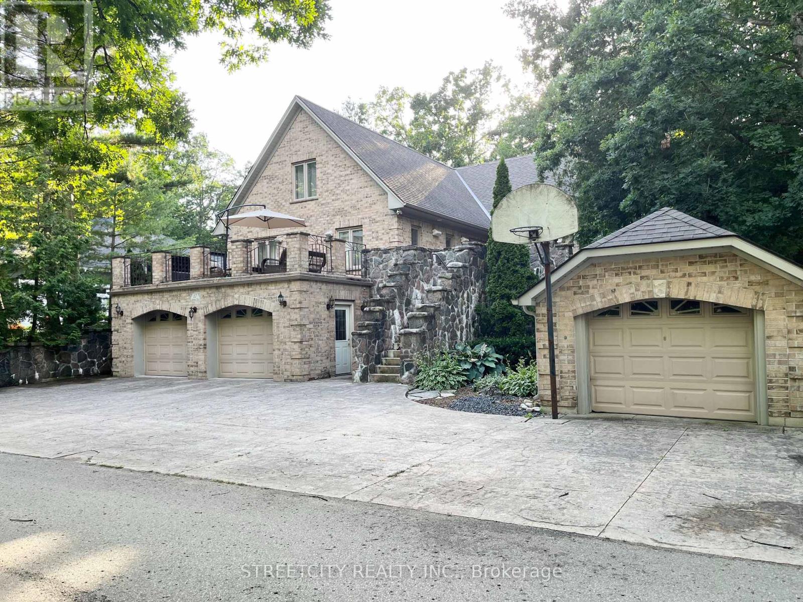 17 SUMMIT AVENUE, South Huron