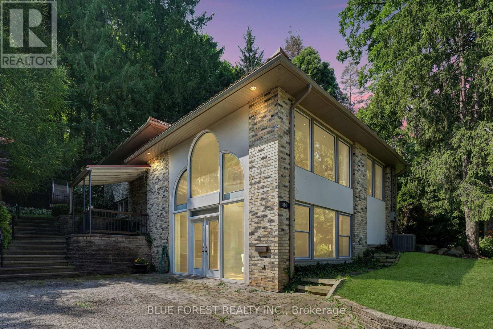 800 SPRINGBANK DRIVE, London South (South C)