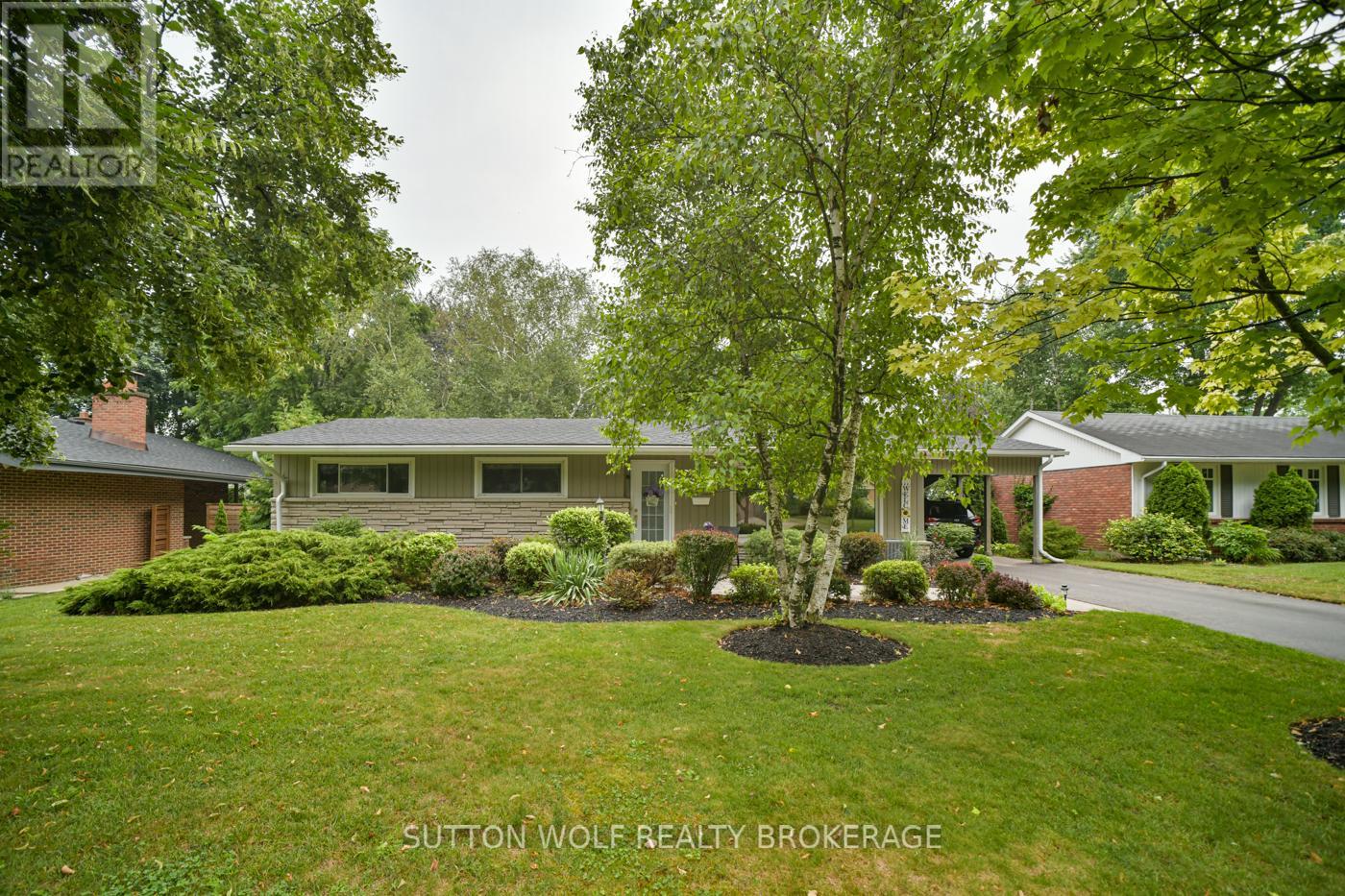 679 HEADLEY DRIVE, London North (North O)